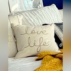 Selling 2 throw pillows